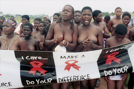 Érintetlen zulu hajadonok a szextől való önmegtartóztatásra szólítanak fel  Hlabisában tartott megmozdulásukon. Hlabisában és környékén élnek legmagasabb számban a HIV-vírussal fertőzött emberek Dél-Afrikában.