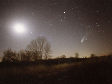 A fényes Hale-Bopp óriás üstökös az 1997. április 12-én  készített felvételen még a zavaró erős holdfény ellenére is nagyon feltűnő (Berkó Ernő).
