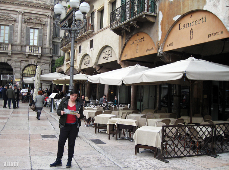 Még mielőtt megnéznénk Verona leghíresebb erkélyét, érdemes szót ejteni a Piazza delle Erbe-ről, ez a város középkori vásártere.&nbsp;Mert itt is sok híres erkély van még,&nbsp;melyekről Shakespeare írhatott volna romantikus történteket.&nbsp;
