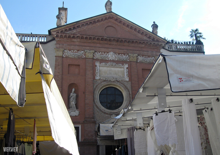 Padova centruma tele van kávézókkal, bisztrókkal, az elegáns éttermek jól megférnek a talponálló pizzériák, büfék mellett