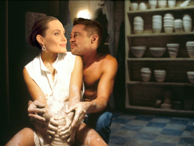 Brad Pitt köcsögöléssel próbálja feldolgozni a szakítását Angelina Jolie-val