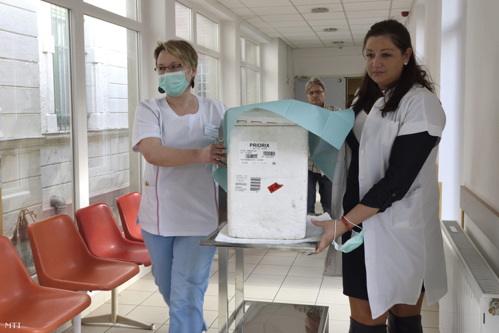 Egészségügyi dolgozók kanyaró elleni oltóanyagot tartalmazó hűtőládát visznek a makói kórházban kialakított oltópontra 2017. március 6-án. Március 4-én a Csongrád Megyei Egészségügyi Ellátóközpont makói telephelyén az egészségügyi személyzet körében kimutatott kanyarómegbetegedések miatt zárlatot rendeltek el a makói kórház fekvőbetegeket ellátó osztályain és sürgősségi részlegén.