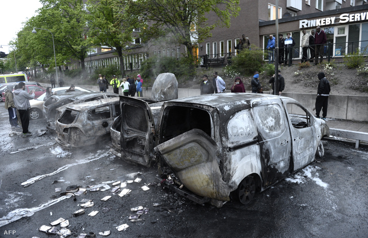Kiégett autók egy zavargás után Stockholm Rinkeby kerületében 2013-ban