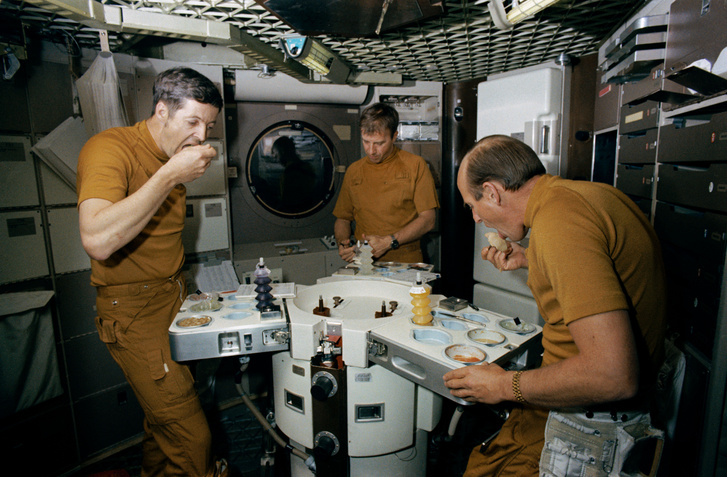 Az első Skylab-legénység (balról jobbra: Joseph P. Kerwin, Paul J. Weitz és Charles Conrad) étkezés közben