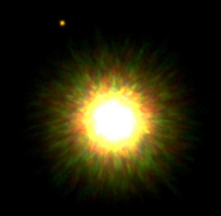 Az 1RXS J160929.1-210524 jelű fiatal csillagról 2008 szeptemberében az északi Gemini teleszkóppal készült felvétel. A kép bal felső sarkában látható égitest a csillag - két évvel ezelőtt még csak vélelmezett - bolygókísérője. [Gemini Observatory]