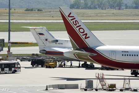 Amerikai és orosz repülőgép várakozik a schwechati repülőtéren