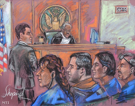 Bírósági rajzoló képe, amelyen Vicky Pelaez, Richard Murphy, Cynthia Murphy és Juan Lazaro ül Ronald Ellis bíró előtt a mahattani szövetségi bíróság tárgyalótermében tartott meghallgatáson