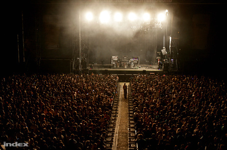 Tömeg a Chemical Brothers-koncerten (Fotó: Huszti István)