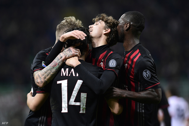 Egymásba kapaszkodva örülnek az AC Milan játékosai egy gól után
