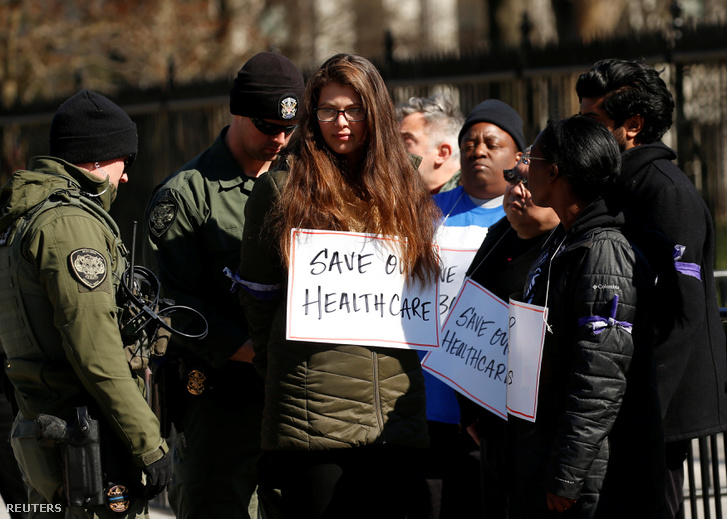 Trump egészségbiztosítási törvénye ellen tüntetők a Fehér Ház előtt
