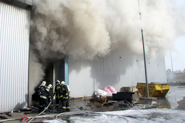 A tűzoltók 11 órán keresztül küzdöttek a lángokkal