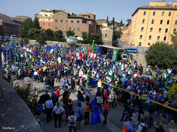 A konferenciával párhuzamosan EU-párti tüntetés volt a belvárosban.