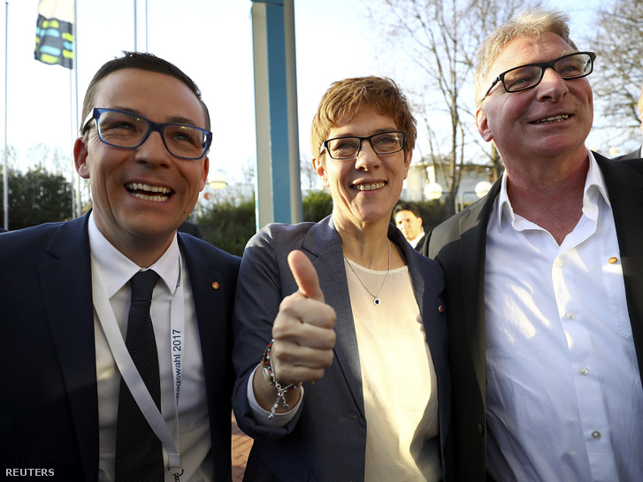 Annegret Kramp-Karrenbauer, a tartomány miniszterelnöke, a CDU első számú jelöltje örül az első exit poll eredményeknek