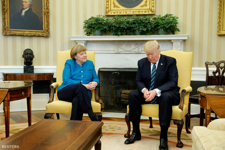 A Merkel - Trump találkozó emlékezetes jelenete, amikor Trump látszólag nem vett róla tudomást, hogy kezet kéne fogniuk a kamerák előtt.
