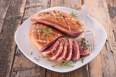Rózsaszínre sült fűszeres kacsamell egyszerűen - Így marad a hús szaftos és omlós