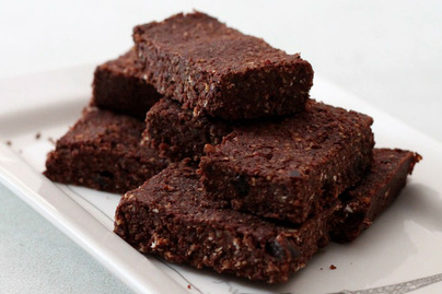 Mennyei vegán brownie sütés nélkül – Ezt tényleg bűntudat nélkül habzsolhatod