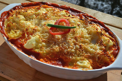 Krémsajtos, csirkemelles rakott spagetti sütőben sütve: reszelt sajttal a tetején