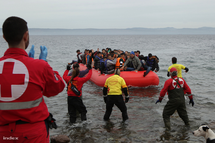 Menekültek érkeznek Leszbosz szigetére Törökországból a menekültválság csúcsán
