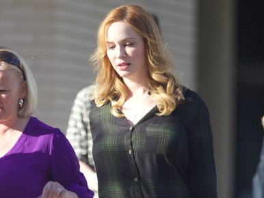 Christina Hendricks váratlanul felbukkant, hogy bebizonyítsa: 41 évesen is lehet 30-nak kinézni
