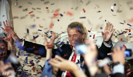 A szélsőjobb vezetője Geert Wilders (PVV), ünnepli pártja választási eredményét