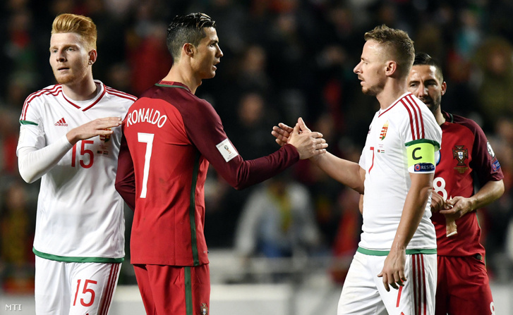 A portugál Cristiano Ronaldo és Dzsudzsák Balázs kezet fog a Portugália - Magyarország labdarúgó világbajnoki selejtezőmérkőzés végén a lisszaboni Luz Stadionban 2017. március 25-én