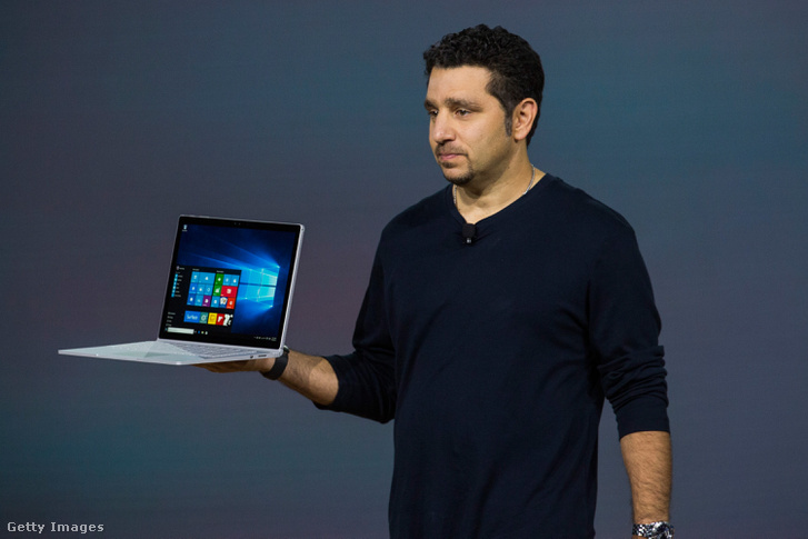 Panos Panay MS-alelnök egy Windows 10-et futtató Surface Book laptoppal (2015. október 6.)