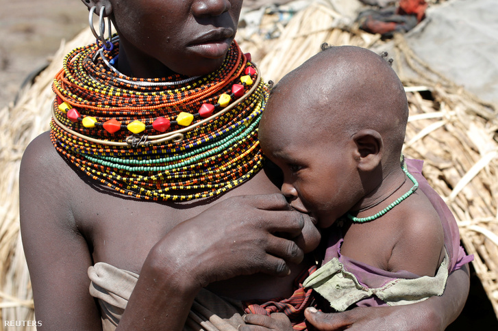 A gyermekét szoptatja egy anya a Turkana törzsből.