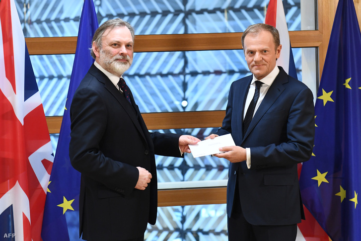 Tim Barrow az Egyesült Királyság EU-nagykövete adja a Lisszaboni Szerződés 50. cikkelyének aktiválásáról szóló, Theresa May aláírásával ellátott levelet Donald Tusknak, az Európai Bizottság elnökének Brüsszelben, 2017. március 29-én.