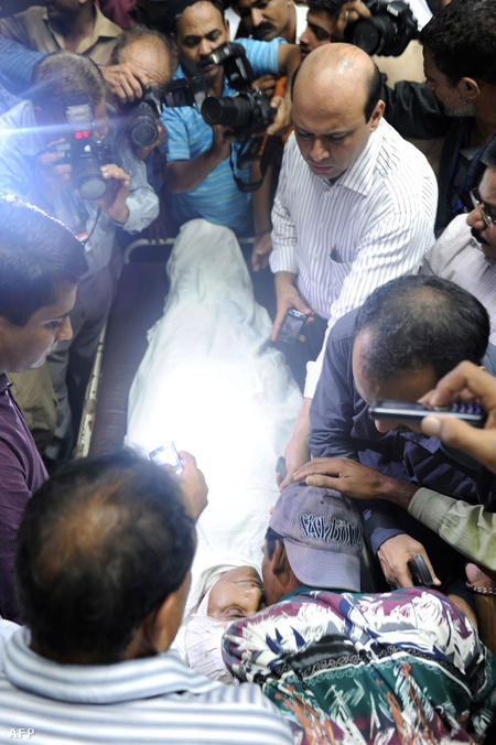 Raza Haider holttestét fotózza a sajtó