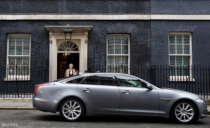 Theresa May elhagyja a miniszterelnöki rezidenciát 2017. március 29-én. A brit miniszterelnök szerdán az alsóházban bejelenti a Lisszaboni Szerződés 50. cikkelyének aktiválását, hivatalosan elindítva a brit EU-tagság megszűnésének feltételeiről szóló tárgyalássorozatot.