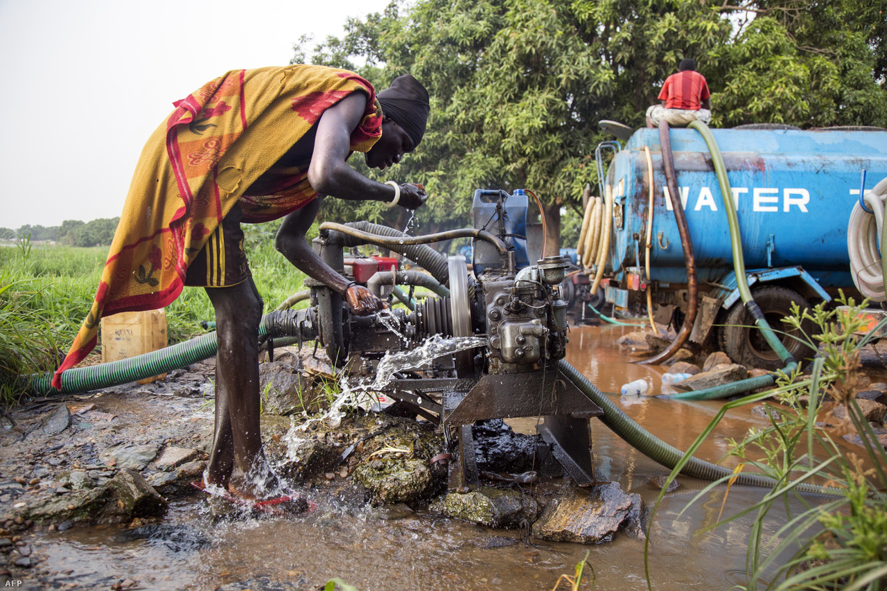 Nílusból szállított ivóvizet vesz egy Dél-szudáni férfi egy generátorból a falujuk mellett, Juba közelében.
