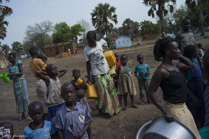Vízosztásnál várakozó Szudáni menekültek Ugandában, ahová az elmúlt években másfél millió ember menekült a vízhiány és a polgárháborúk miatt. Idén már újabb százezren érkeztek az ENSZ becslése szerint, a menekültek száma pedig naponta 4-5 ezerrel nőtt márciusban.