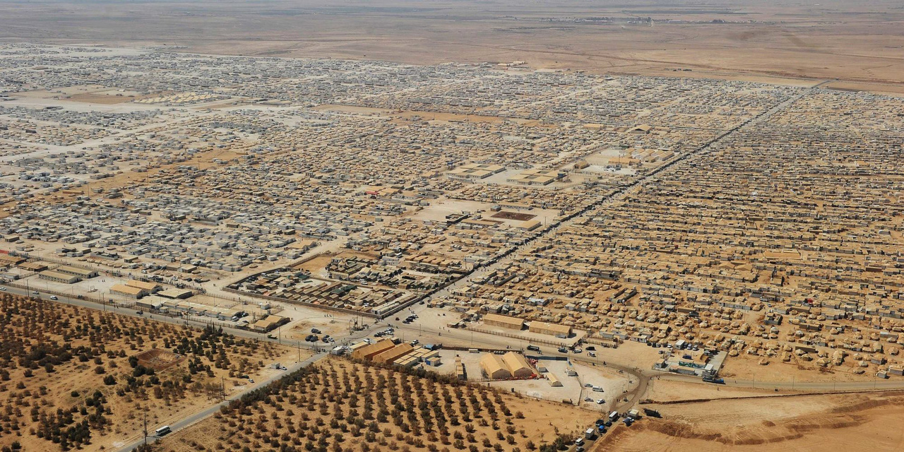 A környék legnagyobb menekülttábora a kenyai Dadaab. A kilencvenes években alapított tábort 90 ezer főre tervezték, ma ennek többszöröse él a sátorvárosban az ENSZ becslése szerint.