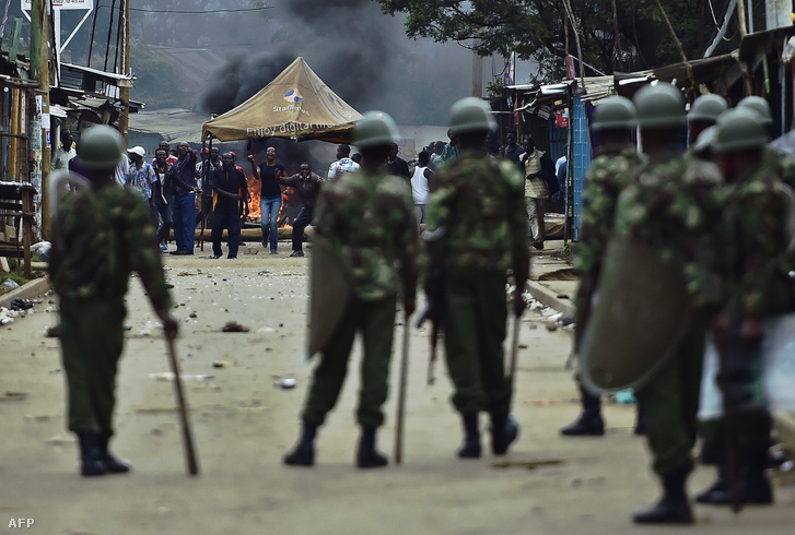 Ellenzéki tüntetők csapnak össze a helyi rendfenntartókkal Nairobiban 2016. májusában.