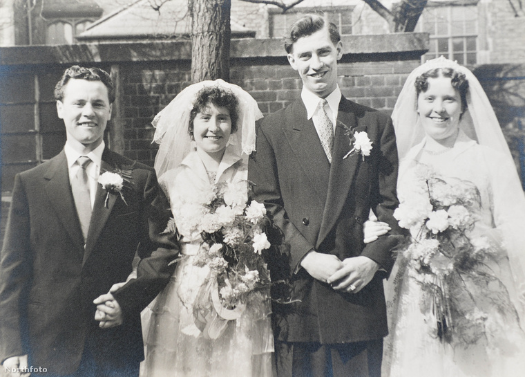 A férjek magasságkülönbségéből is jól látszik, hogy a menyasszonyok testvérek, Connie és Mary Stephensonról van szó, ők is angolok.