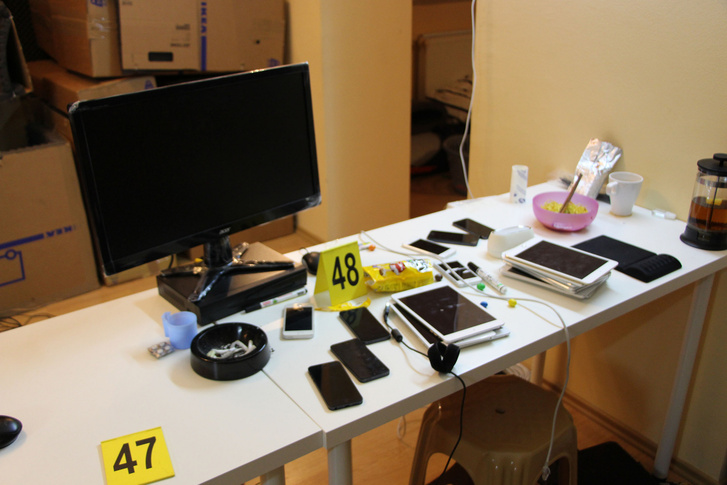 A nyomozók a helyszínen laptopokat, mobiltelefonokat és tableteket foglaltak le.