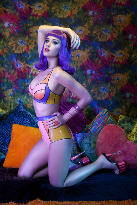 Katy Perry a lemezéhez készült promóciós fotón, kevésbé átvariálva