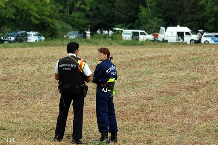 Helyszínelés Alsóörs határában - egy holttestet találtak abban az autóban, amelyből feltehetően leadták a lövéseket