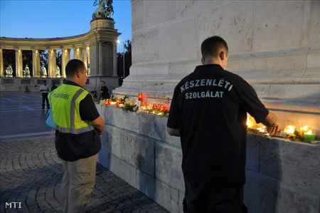 Gyertyagyújtással emlékeztek az Alsóörsön meggyilkolt rendőrre és a civil áldozatra  Budapesten a  Hősök terén.Fotó: Koppán Viktor