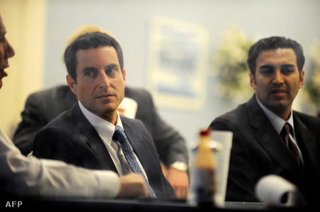 Howard K. Stern (balra) és dr. Sandeep Kapoor (jobbra) a bírósági tárgyalás ebédszünetében