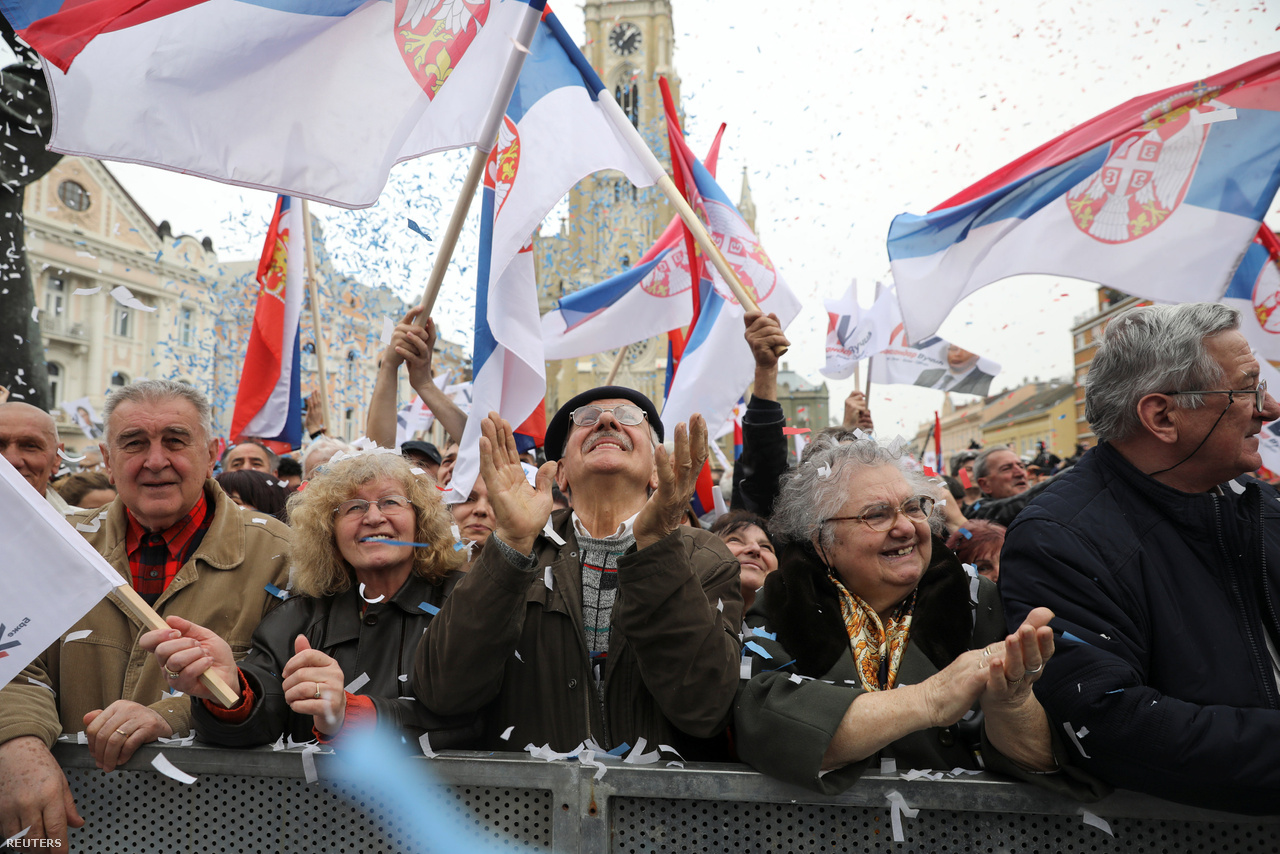Haladó párti szimpatizánsok Vucic kampányrendezvényén Belgrádban