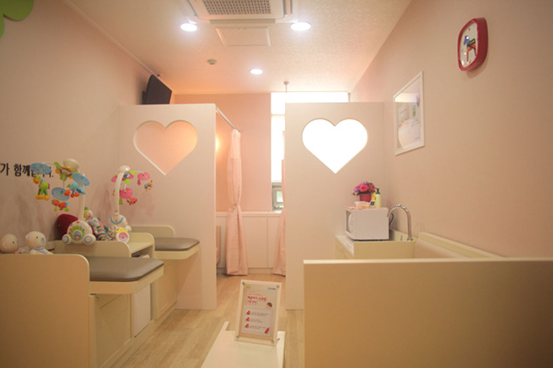 Japánban luxuskörülményeket varázsolnak a pelenkázni, szoptatni készülő anyáknak. Ez a helyiség egy álombabaszoba tulajdonságait hordozza magában.