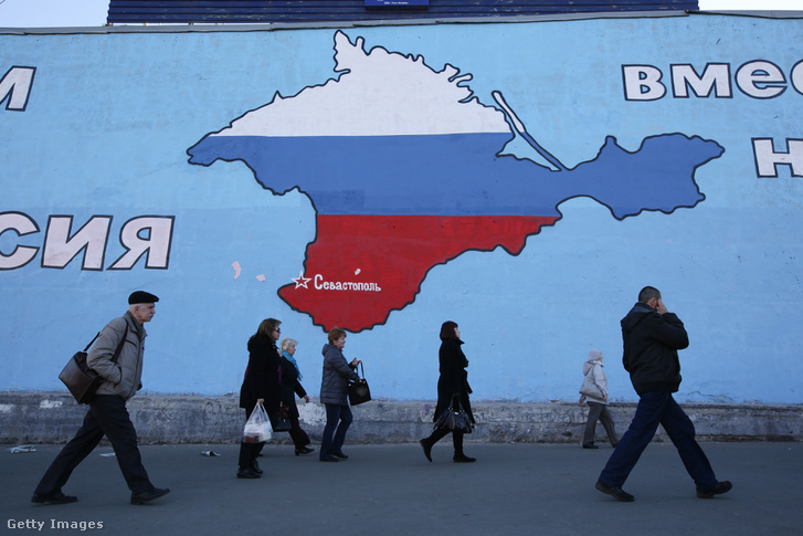 Az orosz zászló színeiben pompázó Krím