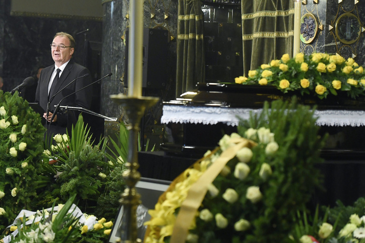 Kovács Géza, a Nemzeti Filharmonikusok volt főigazgatója búcsúbeszédet mond Kocsis Zoltán ravatalánál