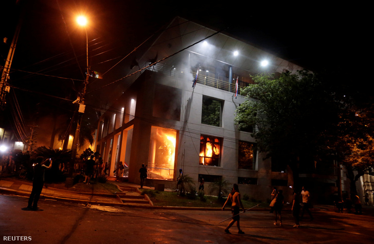 Tüntetők felgyújtották a kongresszus épületét. Asunción, Paraguay, 2017. március 31.