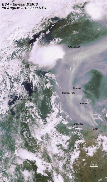 Az Envisat francia Földmegfigyelő műhold képe az oroszországi erdőtüzek nyomán támadt füstfelhőket mutatja 2010. augusztus 10-én