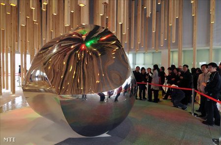 Gömböc a shanghai világkiállítás magyar pavilonjában