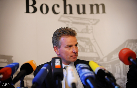 Peter Limacher az UEFA tisztviselője sajtótájékoztatót tart Bochumban