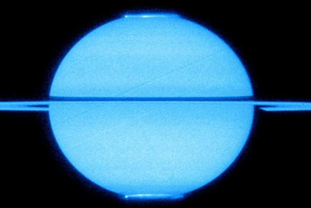 A Hubble Űrteleszkóp ACS kamerájával 2009-ben rögzített ultraibolya képen a Szaturnusz mindkét pólusa körül jól látható a sarki fény.