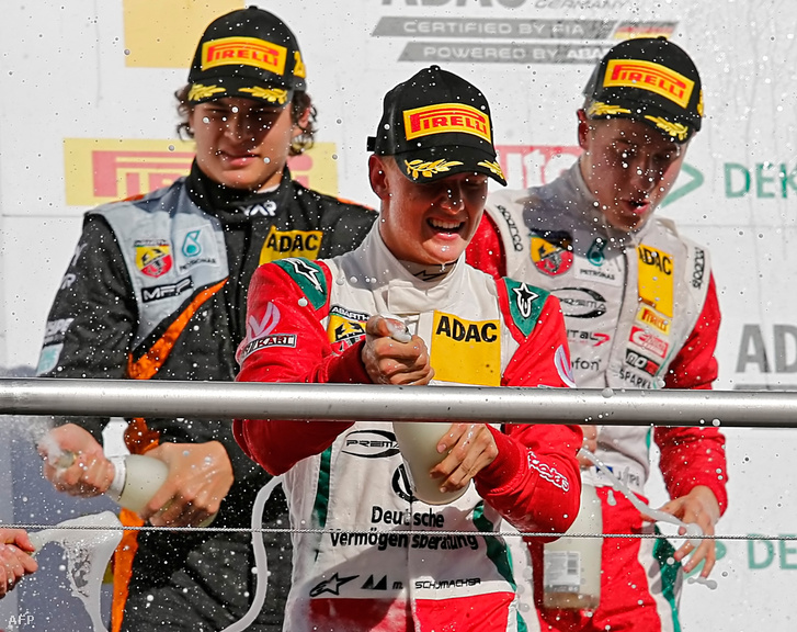 Mick Schumacher ünnepel egy Formula 4-es győzelem után.